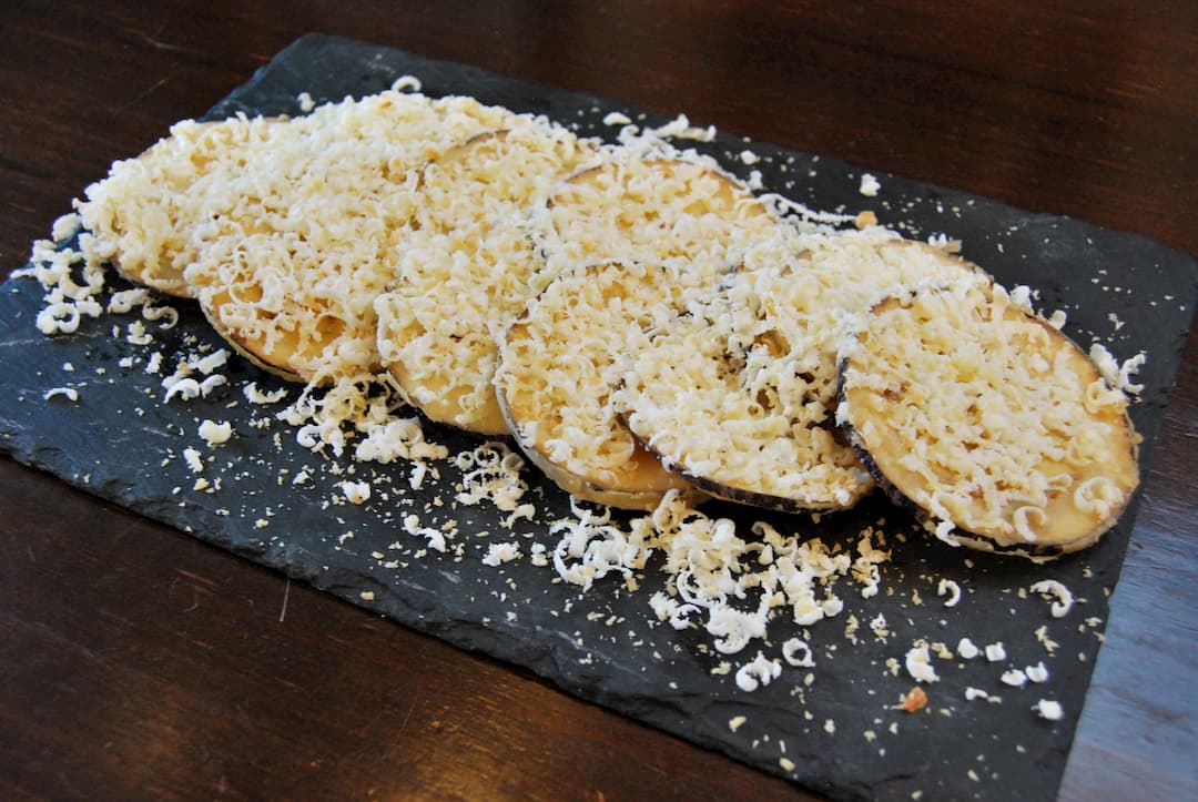 presentation of the dish with aubergines and goat cheese