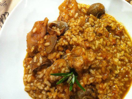 arroz caldoso tradicional con caracoles y carne