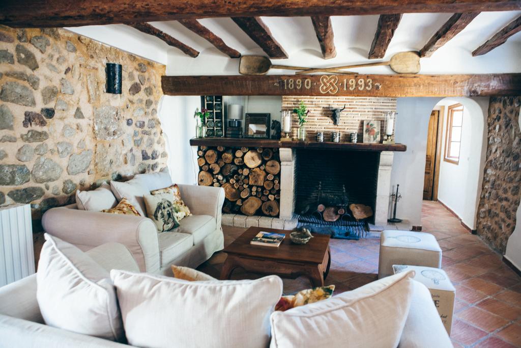 Living room decorated in rural style in hotel la escondida