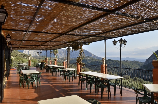 terraza de verano en el restaurante sa canterella