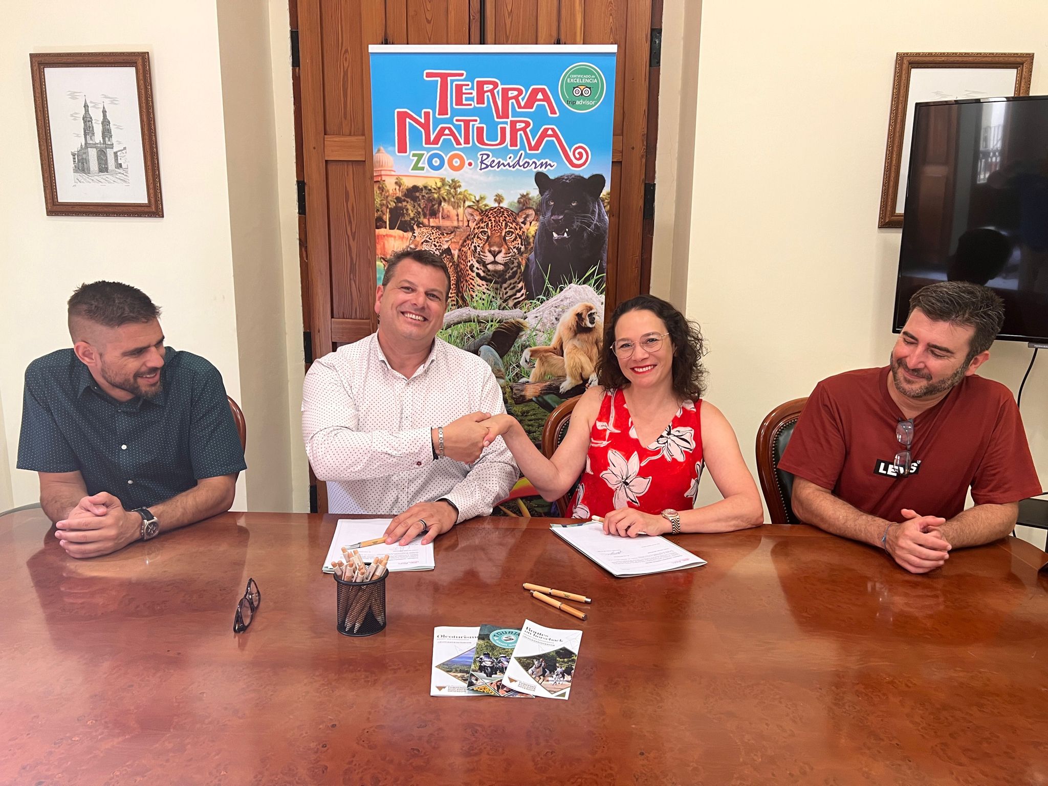 Turismo Alicante Interior firma un convenio con Terra Natura Benidorm para fomentar actividades de ocio para sus asociados